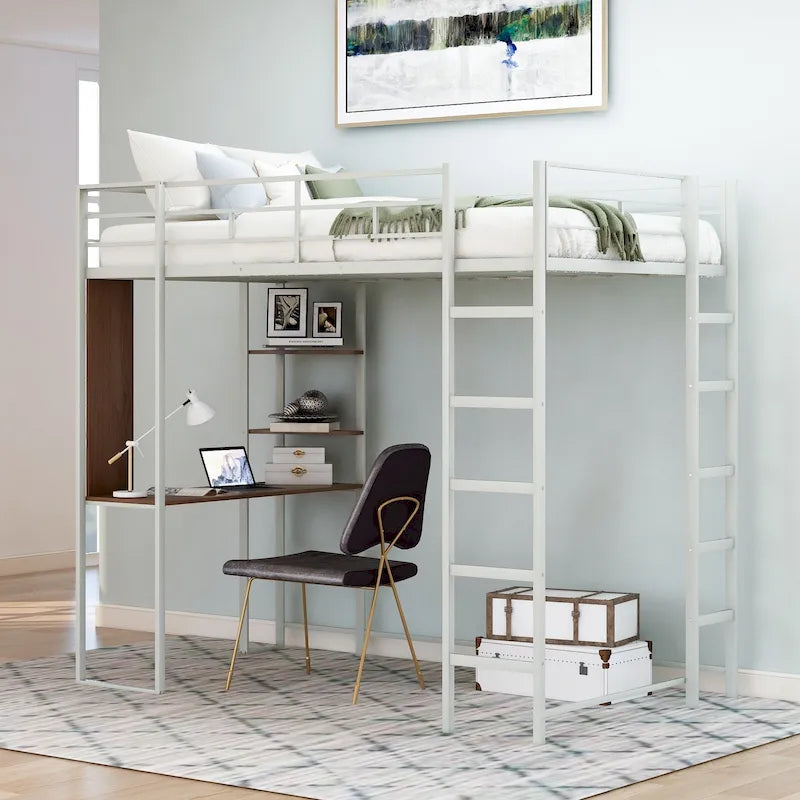 Lit mezzanine simple en métal avec échelle, barrières de sécurité, étagères et bureau